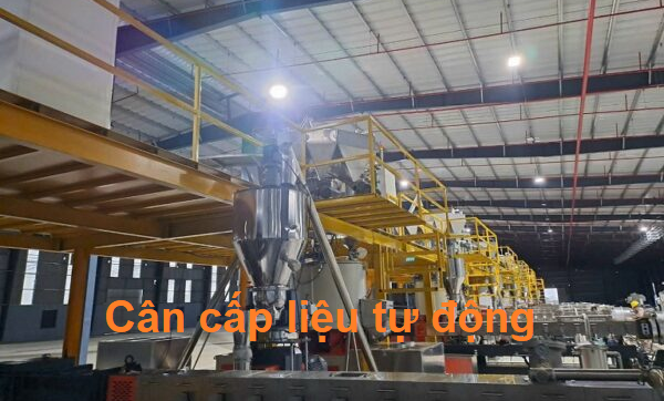Cân định lượng nguyên liệu tự động – Giải pháp tối ưu cho hệ thống phối trộn công nghiệp 1 Cân nguyên liệu tự động của TTH Automation tích hợp cho nhà máy sản xuất hạt nhựa