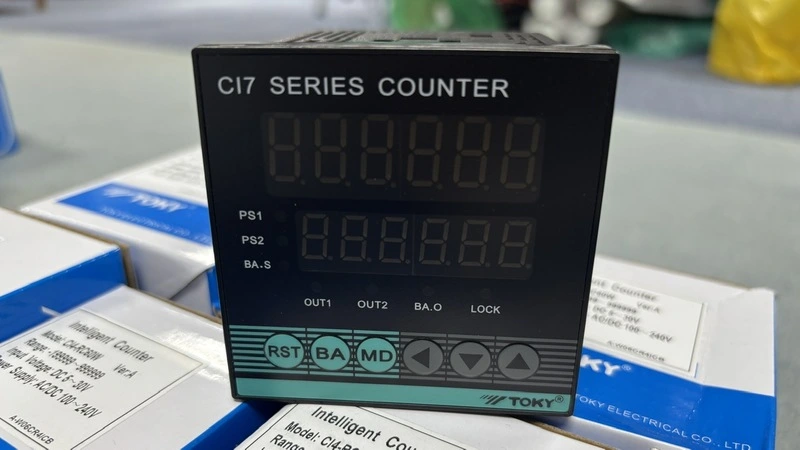 Mặt trước bộ đếm CI7 Series Toky Mặt trước bộ đếm công nghiệp CI7 Toky với màn hình hiển thị và phím điều khiển